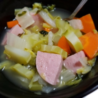 ソーセージと野菜の煮込みスープ